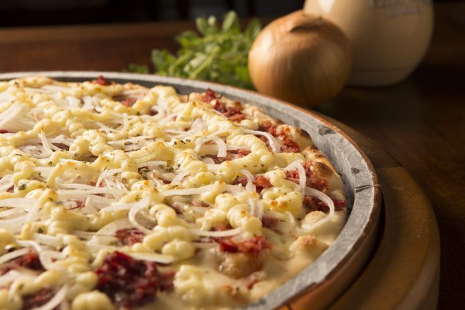 Pizzaria de Curitiba lança massa sem glúten servida em suporte de pedra-sabão Pizzaria de Curitiba lança massa sem glúten servida em suporte de pedra-sabão
