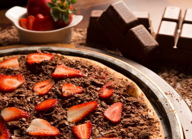 Pizzaria de Curitiba lança massa sem glúten servida em suporte de pedra-sabão Pizzaria de Curitiba lança massa sem glúten servida em suporte de pedra-sabão