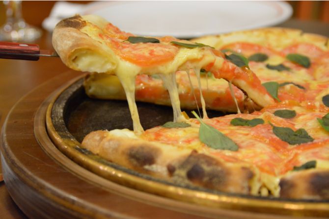 Pizzaria de Curitiba lança massa sem glúten servida em suporte de pedra-sabão Pizzaria de Curitiba lança massa sem glúten servida em suporte de pedra-sabão