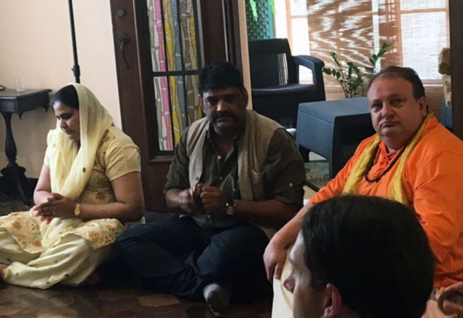 Deepali e Vijay Baraska em templo Hare Krishna em São Paulo com o chef Erick Jacquin. Imagem: Reprodução/Band Deepali e Vijay Baraska em templo Hare Krishna em São Paulo com o chef Erick Jacquin. Imagem: Reprodução/Band