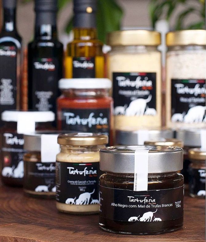 O empório da Tartuferia San Paolo tem desde azeite com trufas até creme de avelã com trufas. Foto: Reprodução Facebook. O empório da Tartuferia San Paolo tem desde azeite com trufas até creme de avelã com trufas. Foto: Reprodução Facebook.