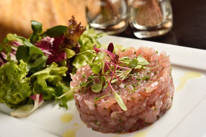 Tartare de atum com salada. Todos os pratos têm um toque de trufas. Foto: Divulgação Tartare de atum com salada. Todos os pratos têm um toque de trufas. Foto: Divulgação
