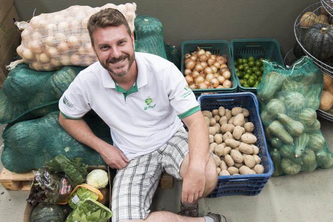 James Mordaski, da Up Fruit, é o responsável pela venda e entrega de hortaliças orgânicas para atacado e varejo. Foto: Letícia Akemi/Gazeta do Povo James Mordaski, da Up Fruit, é o responsável pela venda e entrega de hortaliças orgânicas para atacado e varejo. Foto: Letícia Akemi/Gazeta do Povo