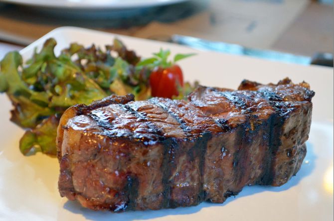No bife de chorizo, como este do restaurante La Linda, a gordura fica na lateral. A peça é retirada do miolo do contrafilé, na parte traseira do animal. Foto: divulgação No bife de chorizo, como este do restaurante La Linda, a gordura fica na lateral. A peça é retirada do miolo do contrafilé, na parte traseira do animal. Foto: divulgação