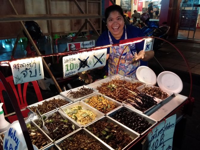 Bangkok: vendedora de espetinhos de escorpião, tarântulas e larvas em Khaosan Road.