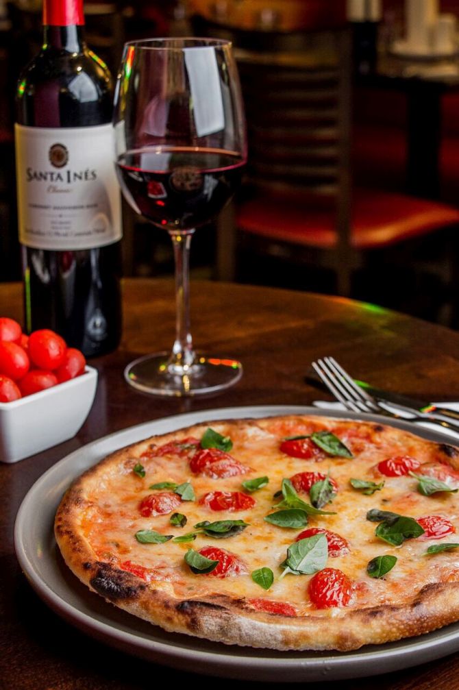 Entre as pizzas clássicas de destaque, estão a Capricciosa, a Siciliana e a Parmigiana. Foto: Divulgação. Entre as pizzas clássicas de destaque, estão a Capricciosa, a Siciliana e a Parmigiana. Foto: Divulgação.