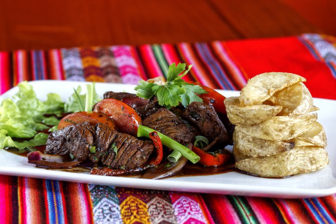 Lomo saltado: cubos de mignon com legumes e fritas rústicas. Foto: André Rodrigues / Gazeta do Povo. Lomo saltado: cubos de mignon com legumes e fritas rústicas. Foto: André Rodrigues / Gazeta do Povo.