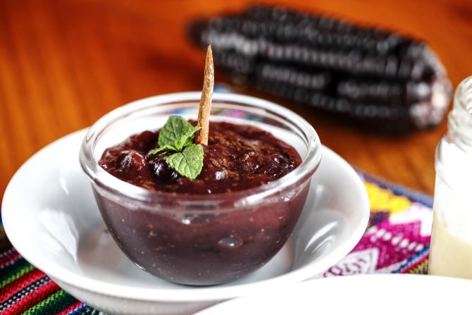 Maza morra é uma sobremesa feita com milho roxo e frutas, que lembra um sagu. Foto: André Rodrigues / Gazeta do Povo. Maza morra é uma sobremesa feita com milho roxo e frutas, que lembra um sagu. Foto: André Rodrigues / Gazeta do Povo.