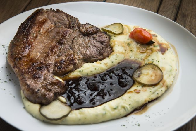 Bull Prime oferece opções diárias em seu cardápio, como é o caso do T-bone. Foto: Fernando Zequinão/Gazeta do Povo Bull Prime oferece opções diárias em seu cardápio, como é o caso do T-bone. Foto: Fernando Zequinão/Gazeta do Povo