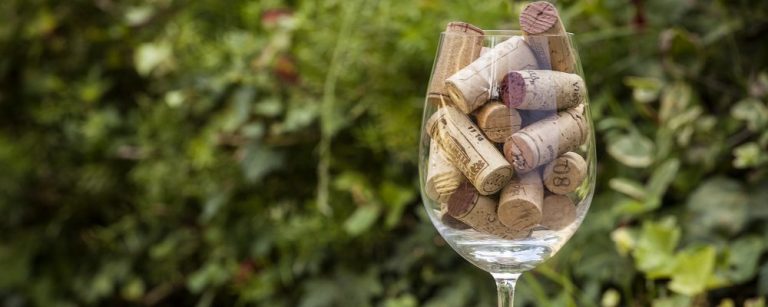 Rolhas de vinho na taça
