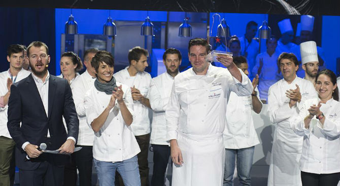 O vencedor da edição de 2016, a segunda realizada pela San Pallegrino, recebe seu prêmio. Foto: Divulgação. O vencedor da edição de 2016, a segunda realizada pela San Pallegrino, recebe seu prêmio. Foto: Divulgação.