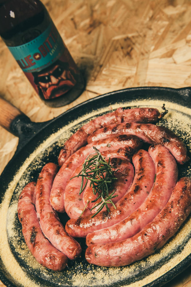 Hop Sausage: Linguiça de rolo na chapa. Foto: André Nisgoski/Divulgação. Hop Sausage: Linguiça de rolo na chapa. Foto: André Nisgoski/Divulgação.