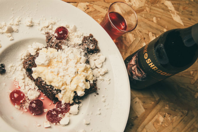 Uma das sobremesas da casa: floresta negra feita com cerveja stout. Foto: André Nisgoski/divulgação. Uma das sobremesas da casa: floresta negra feita com cerveja stout. Foto: André Nisgoski/divulgação.