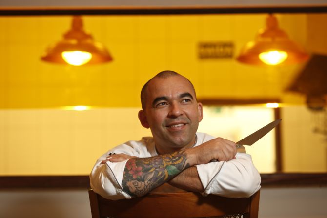 O chef Ivan Lopes vai fazer um corte ainda pouco conhecido da costela, chamado de Entranha, que apesar do nome é extremamente saboroso, ainda mais quando é de novilho precoce Angus. Foto: Marcelo Andrade/Gazeta do Povo. O chef Ivan Lopes vai fazer um corte ainda pouco conhecido da costela, chamado de Entranha, que apesar do nome é extremamente saboroso, ainda mais quando é de novilho precoce Angus. Foto: Marcelo Andrade/Gazeta do Povo.
