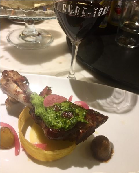 Canela suína ao molho de hortelã, prato que o chef Ivan Lopes voltou para comer várias vezes durante sua estada na Espanha. Foto: Reprodução/Instagram Canela suína ao molho de hortelã, prato que o chef Ivan Lopes voltou para comer várias vezes durante sua estada na Espanha. Foto: Reprodução/Instagram