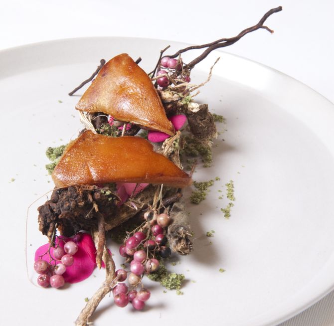 Cerdo em pastos (couro de porco servido com especiarias), criação do chef do Virgilio Martinez, do restaurante Central. Foto: Carlos Coelho/Gazeta do Povo Cerdo em pastos (couro de porco servido com especiarias), criação do chef do Virgilio Martinez, do restaurante Central. Foto: Carlos Coelho/Gazeta do Povo