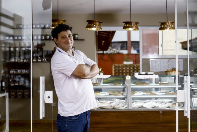 O chef italiano Enzo Ambrosetti faz toda a produção no Egea Generi Alimentari. Foto: André Rodrigues / Gazeta do Povo O chef italiano Enzo Ambrosetti faz toda a produção no Egea Generi Alimentari. Foto: André Rodrigues / Gazeta do Povo