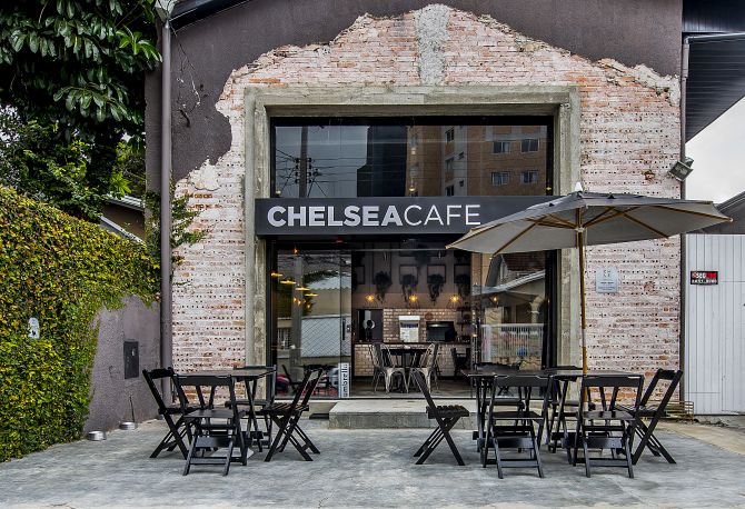Comuns no bairro Chelsea, um barracão reformado deu lugar ao café. Foto: Letícia Akemi/Gazeta do Povo Comuns no bairro Chelsea, um barracão reformado deu lugar ao café. Foto: Letícia Akemi/Gazeta do Povo