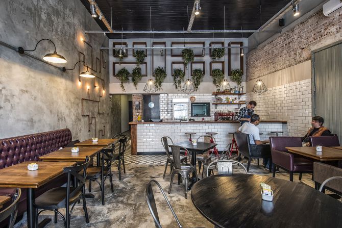 Chelsea Cafe tem inspiração novaiorquina na decoração e no menu. Foto: Letícia Akemi/Gazeta do Povo Chelsea Cafe tem inspiração novaiorquina na decoração e no menu. Foto: Letícia Akemi/Gazeta do Povo