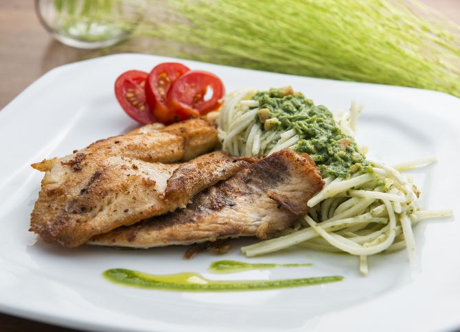 Frango grelhado com fettuccine ao pesto. Foto: Letícia Akemi/Gazeta do Povo Frango grelhado com fettuccine ao pesto. Foto: Letícia Akemi/Gazeta do Povo
