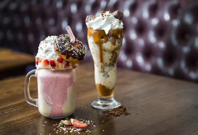 Milk-shake de morango com donut e Taça Twix do Chelsea. (Foto: Letícia Akemi/Gazeta do Povo) Milk-shake de morango com donut e Taça Twix do Chelsea. (Foto: Letícia Akemi/Gazeta do Povo)