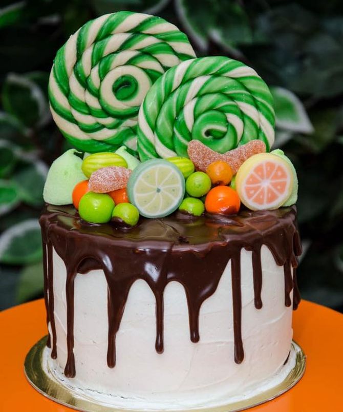 As decorações do drip cake podem ser variadas. Bolo do Atelier A Bailarina. Foto: Divulgação As decorações do drip cake podem ser variadas. Bolo do Atelier A Bailarina. Foto: Divulgação