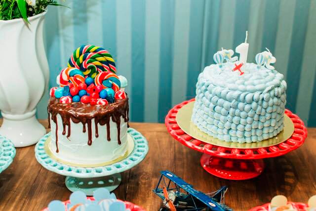 Drip cake feito pelo Atelier A Bailarina para festa infantil. Foto: Divulgação Drip cake feito pelo Atelier A Bailarina para festa infantil. Foto: Divulgação