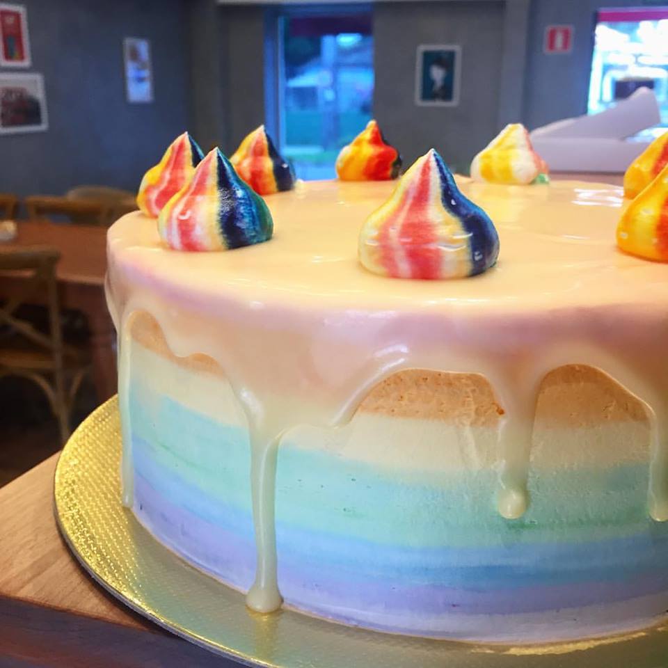 Drip cake de arco-íris da Cheia de Graça Pâtisserie. Foto: Divulgação Drip cake de arco-íris da Cheia de Graça Pâtisserie. Foto: Divulgação