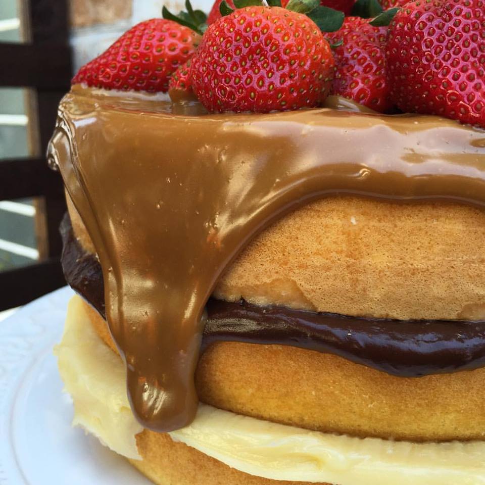 Também é possível fazer um naked cake combinado ao drip cake. Foto: Divulgação Cheia de Graça Também é possível fazer um naked cake combinado ao drip cake. Foto: Divulgação Cheia de Graça