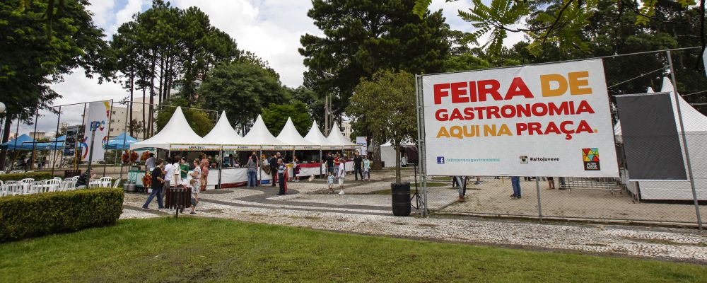 Feira gastronomica Alto Juvevê na Praça Mário Eppinghauss