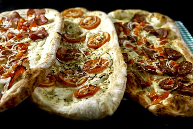 Focaccias rústicas (R$ 23) tem sabores diferentes que mudam diariamente. Foto: André Rodrigues / Gazeta do Povo. Focaccias rústicas (R$ 23) tem sabores diferentes que mudam diariamente. Foto: André Rodrigues / Gazeta do Povo.