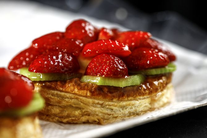 Entre os doces de produção própria tem folhado de morango e cannoli siciliani. Foto: André Rodrigues / Gazeta do Povo. Entre os doces de produção própria tem folhado de morango e cannoli siciliani. Foto: André Rodrigues / Gazeta do Povo.