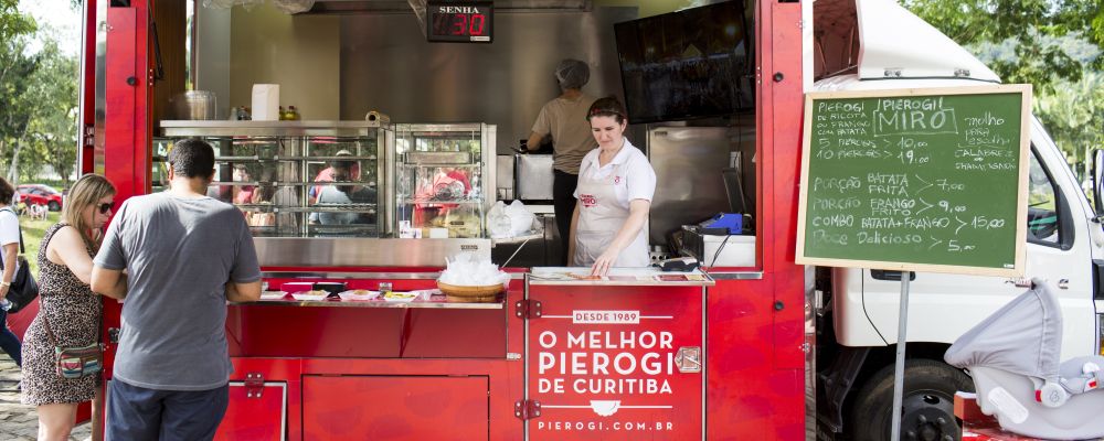 Nhundiaquara Jazz Festival atrai milhares de pessoas à Morretes. Com tempo bom e muitas opções de comida as ruas de Morretes ficaram lotadas. Na imagem, a presença dos food trucks.