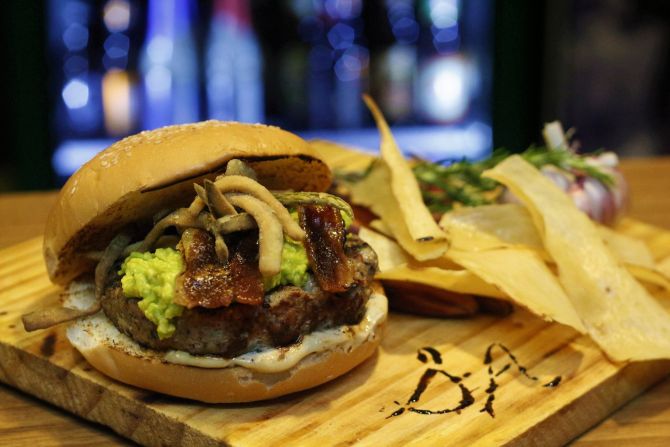 Hambúrguer de cupim e pinhão (R$ 38,90). Foto: Divulgação. Hambúrguer de cupim e pinhão (R$ 38,90). Foto: Divulgação.