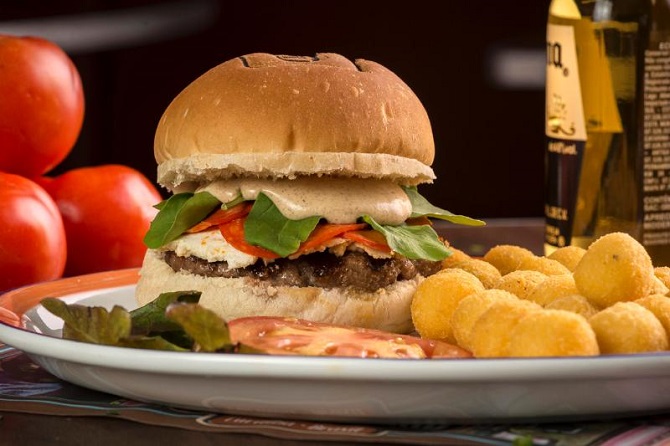 Pepperoni Burger, que leva provolone, rúcula e pepperoni, R$ 22,70 durante a promoção. Foto: divulgação. Pepperoni Burger, que leva provolone, rúcula e pepperoni, R$ 22,70 durante a promoção. Foto: divulgação.