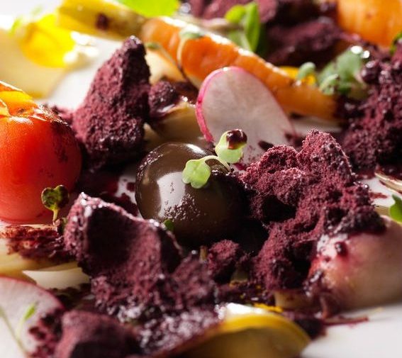 Vegetais crocantes com terra de açaí do restaurante Oro. Foto: Alexandre Landau/Divulgação Vegetais crocantes com terra de açaí do restaurante Oro. Foto: Alexandre Landau/Divulgação