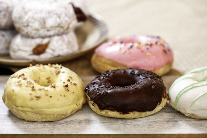 Donuts são vendidos em seis sabores. Donuts são vendidos em seis sabores.