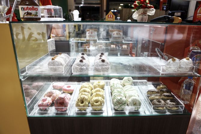 A vitrine exibe os sonhos e donuts. A vitrine exibe os sonhos e donuts.