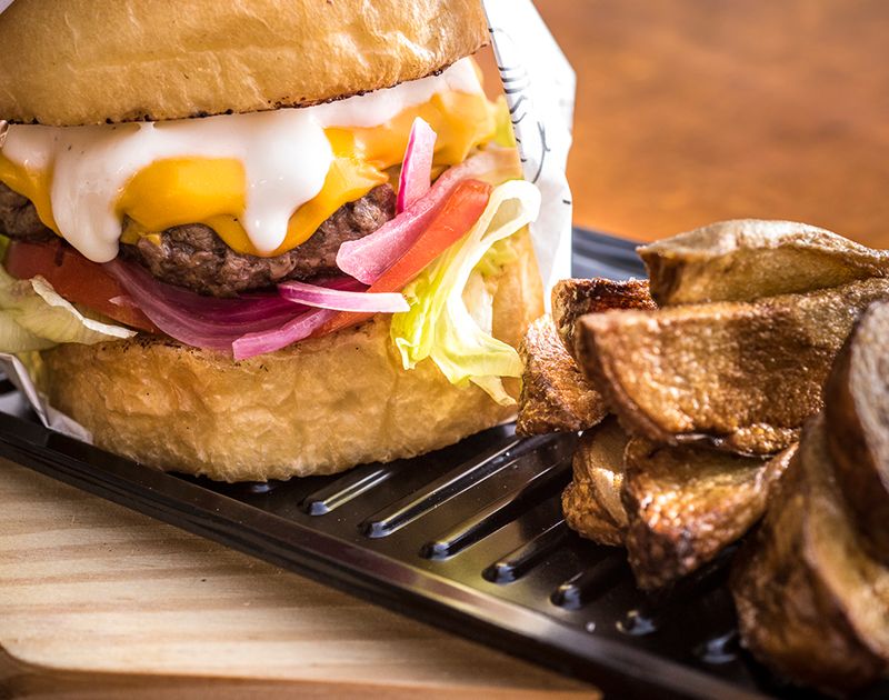 O Marshall's Burguer leva hambúrguer bovino de 180g, queijo cheddar e maionese. Foto: Divulgação O Marshall's Burguer leva hambúrguer bovino de 180g, queijo cheddar e maionese. Foto: Divulgação
