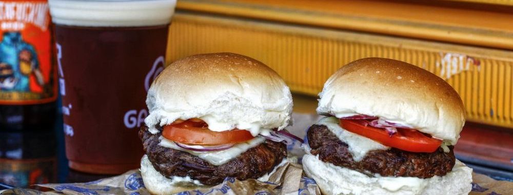 Hambúrguer do WhataFuck.  Foto: André Rodrigues / Gazeta do Povo