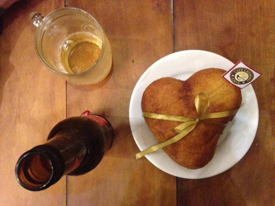 A coxinha em forma de coração, "Coxiheart", pesa meio quilo e custa R$ 19,90. Foto: Divulgação / Café Cremoso Café A coxinha em forma de coração, "Coxiheart", pesa meio quilo e custa R$ 19,90. Foto: Divulgação / Café Cremoso Café