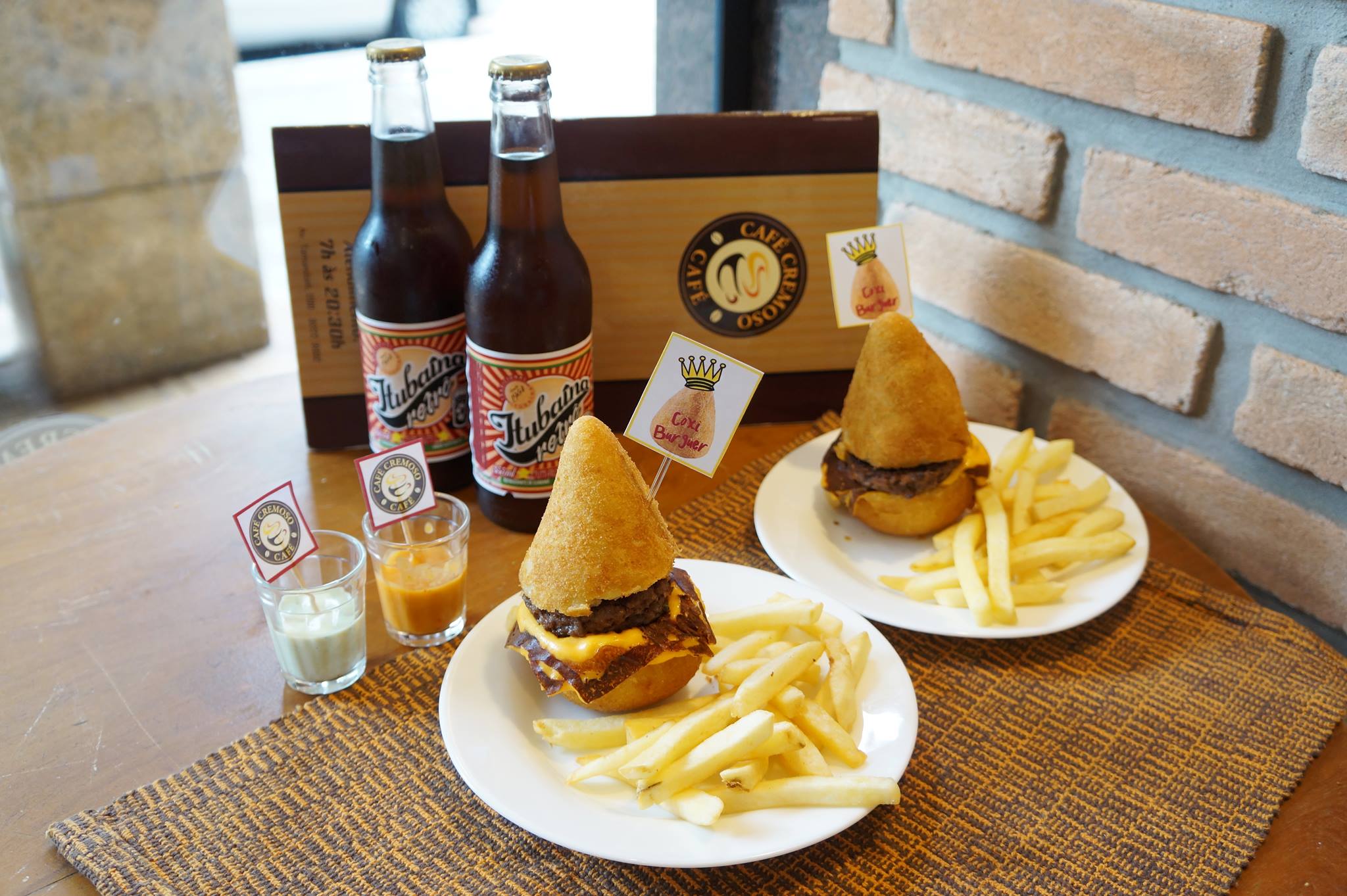 Coxiburguer (R$ 14,90). Foto: Divulgação / Café Cremoso Café Coxiburguer (R$ 14,90). Foto: Divulgação / Café Cremoso Café