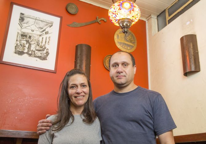 Nazha e Jamal Chiah: casal começou servindo almoço executivo. Aos poucos, o Baba Salim virou "boteco". Foto: Hugo Harada/Gazeta do Povo Nazha e Jamal Chiah: casal começou servindo almoço executivo. Aos poucos, o Baba Salim virou "boteco". Foto: Hugo Harada/Gazeta do Povo