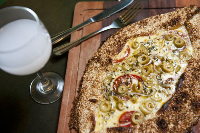 Pizza do Baba Salim, um dos destaques do cardápio. Foto: Marcelo Andrade/Gazeta do Povo Pizza do Baba Salim, um dos destaques do cardápio. Foto: Marcelo Andrade/Gazeta do Povo