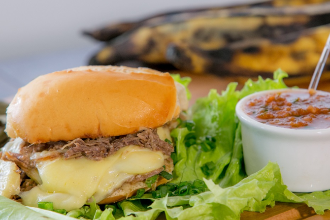 Tudo com barreado. Curitiba tem pizza, sanduíche e pastel com o prato típico de Morretes Tudo com barreado. Curitiba tem pizza, sanduíche e pastel com o prato típico de Morretes