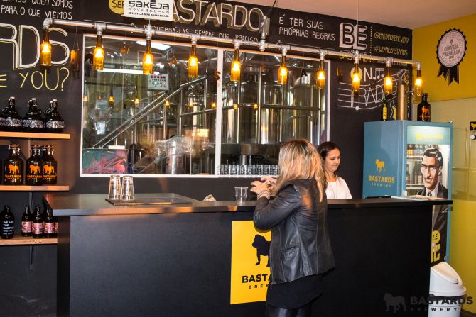 Loja da Cervejaria Bastards, em Pinhais, tem garrafas, chope e outros itens à venda. Foto: Divulgação Loja da Cervejaria Bastards, em Pinhais, tem garrafas, chope e outros itens à venda. Foto: Divulgação