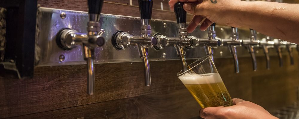 Foto do Restaurante , bar , Quintal do Monge e algumas opções do cardápio. cerveja cone de frango sanduiche . Local: Largo da Órdem.