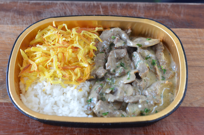 Fricassé de mignon com arroz e batata palha (R$ 16,50). Foto: Divulgação. Fricassé de mignon com arroz e batata palha (R$ 16,50). Foto: Divulgação.