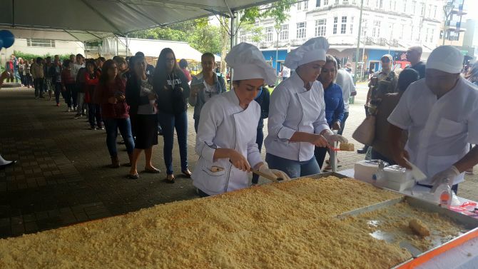 Uma fila de pessoas começou desde cedo: aproximadamente 2 mil pedaços foram distribuídos. Foto: Divulgação.