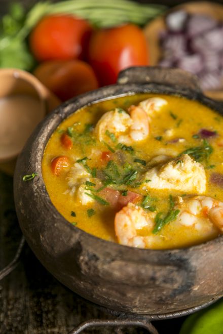 Moquecas - 23-05-2017 - Duas moquecas para a matéria que comenta a diferença entre a baiana e a capixaba. Na foto, Moqueca preparada pelo chef Ivan Lopes.